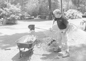 シェベルを持つ男性