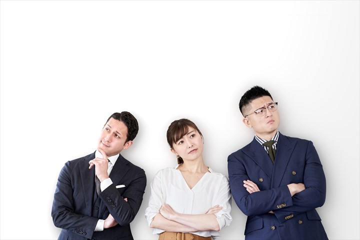 考え込む人たち