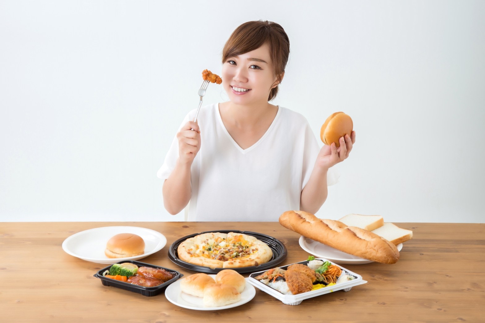 沢山食べる女性