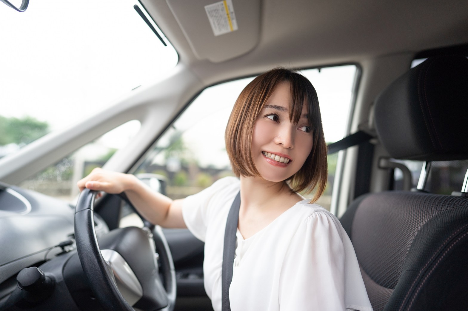 駐車中の女性