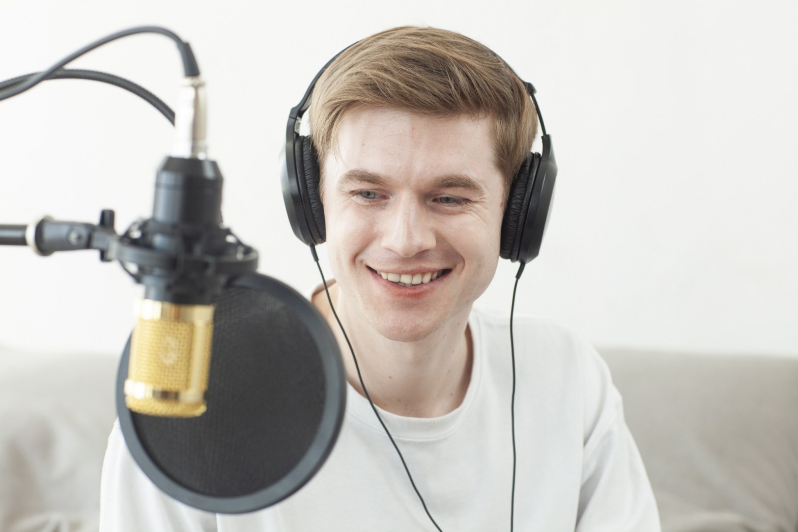 マイクで話す男性